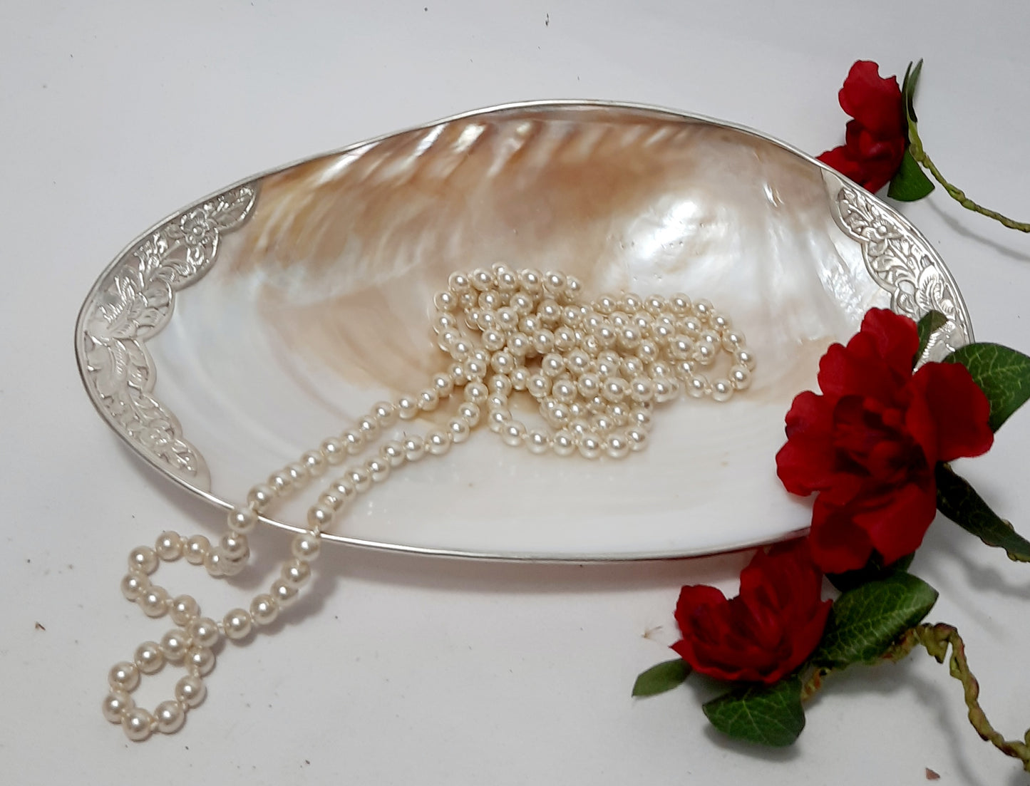 TT01-Natural Pearl Trinket Dish W/ Silver Metal Details