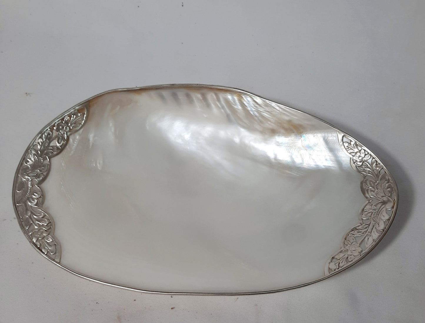 TT01-Natural Pearl Trinket Dish W/ Silver Metal Details