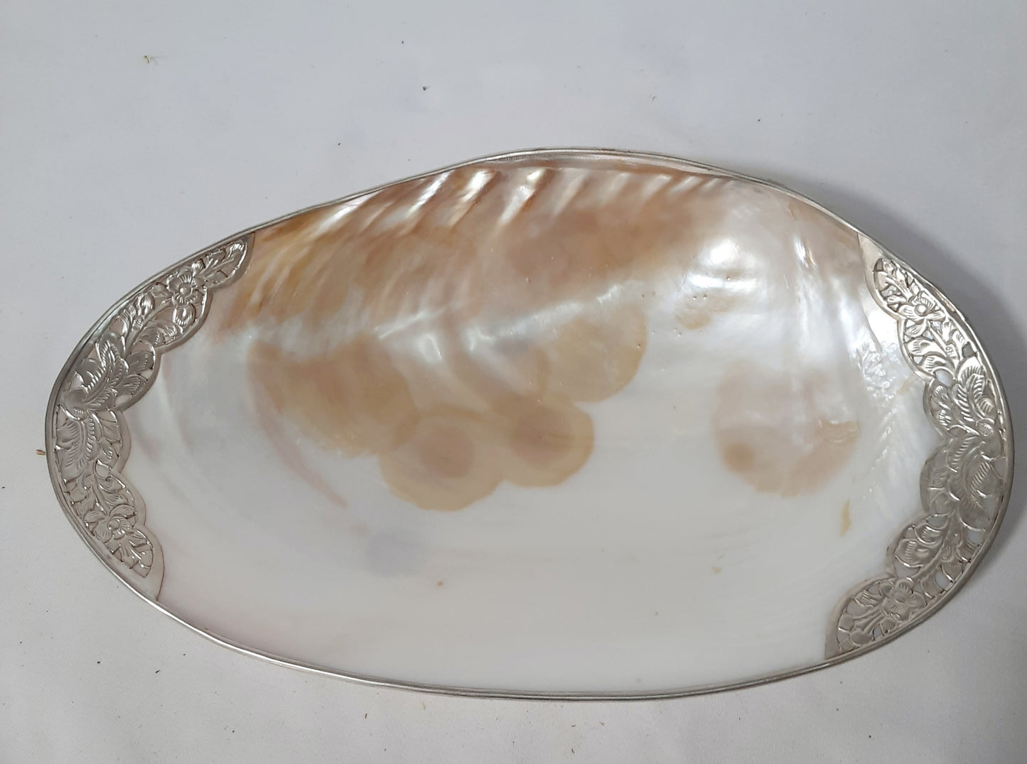 TT01-Natural Pearl Trinket Dish W/ Silver Metal Details