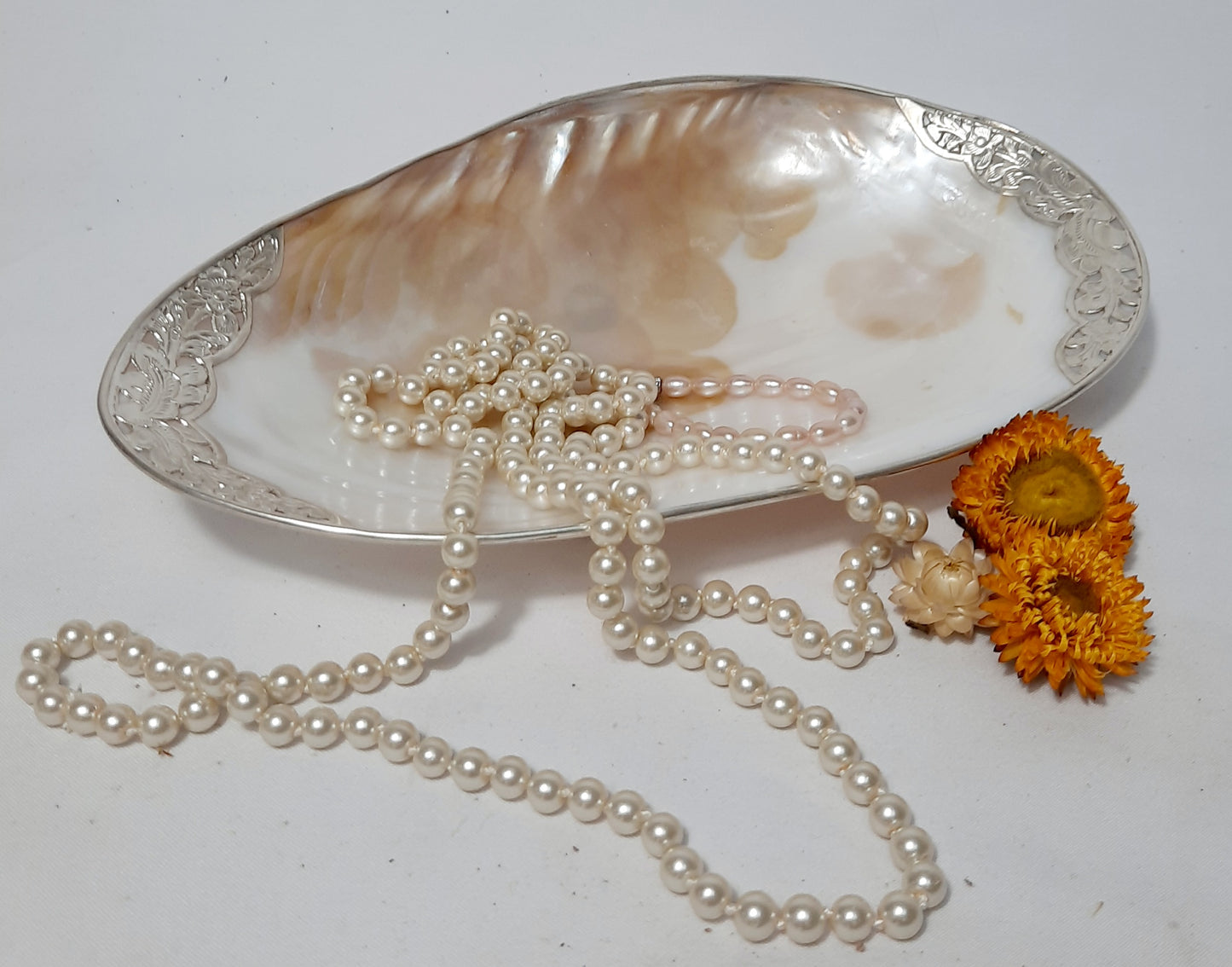 TT01-Natural Pearl Trinket Dish W/ Silver Metal Details