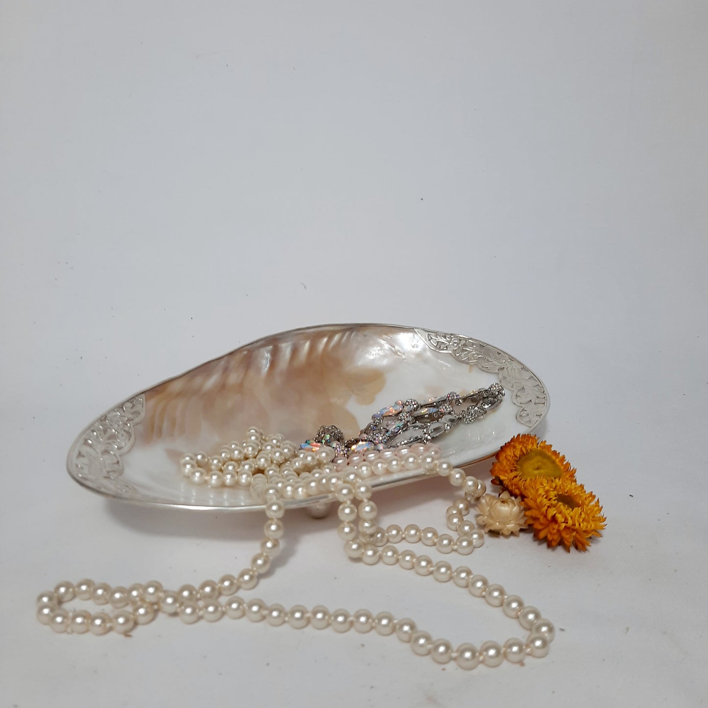 TT01-Natural Pearl Trinket Dish W/ Silver Metal Details