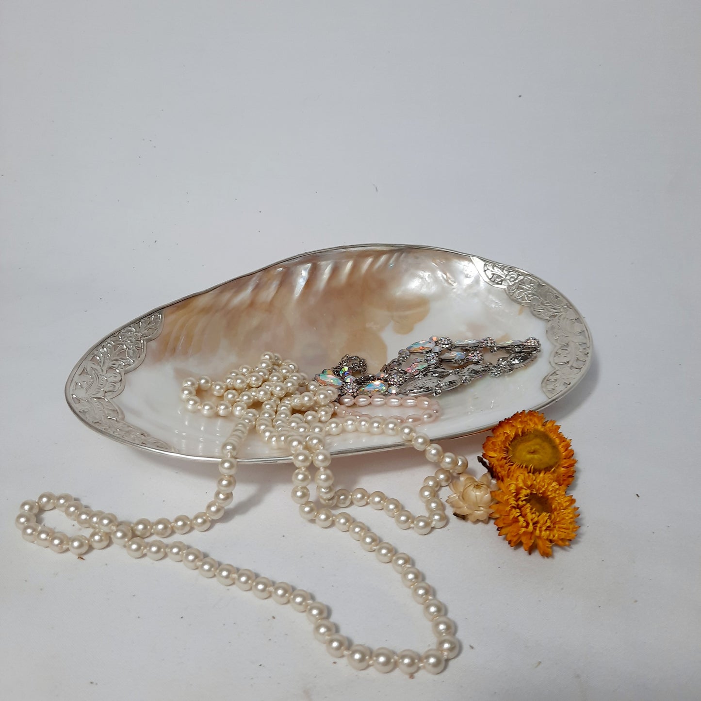 TT01-Natural Pearl Trinket Dish W/ Silver Metal Details